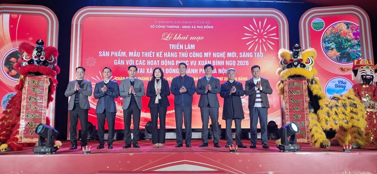 Xã Phù Đổng rực rỡ sắc xuân với triển lãm hoa giấy nghệ thuật và thủ công mỹ nghệ sáng tạo