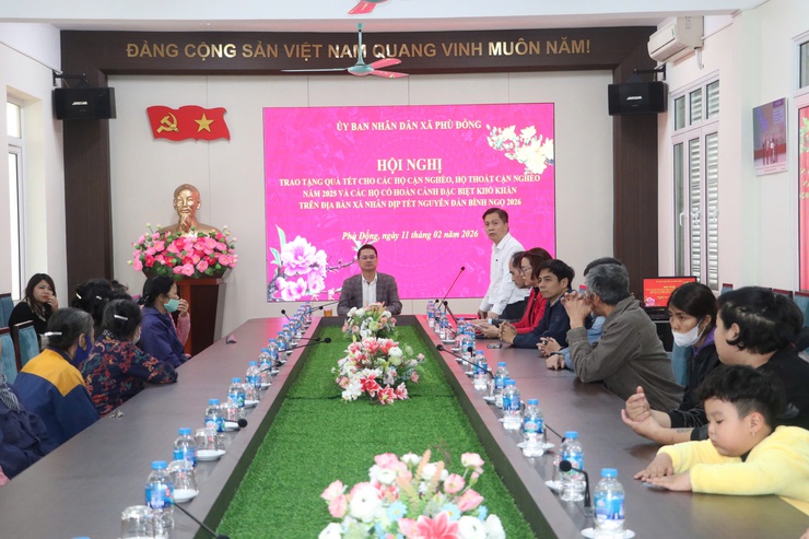 Xã Phù Đổng trao quà Tết cho hộ khó khăn, lan tỏa tinh thần “tương thân tương ái”