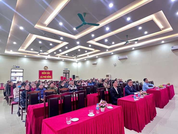 Trung ương Hội Chữ thập đỏ Việt Nam trao 100 suất quà Tết tới hộ khó khăn tại xã Phù Đổng