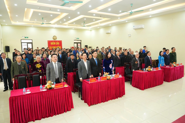 Xã Phù Đổng trang trọng trao Huy hiệu Đảng cho 77 đảng viên, lan tỏa niềm tự hào từ những cống hiến bền bỉ