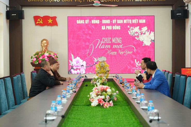 Ban Trị sự Phật giáo liên xã Gia Lâm chúc Tết xã Phù Đổng, vun đắp khối đoàn kết đầu Xuân mới