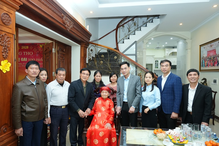 Xã Phù Đổng: Thăm, tặng quà người cao tuổi và gia đình chính sách dịp Xuân Bính Ngọ 2026
