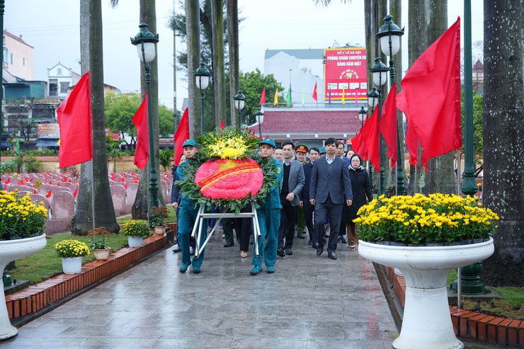 Xã Phù Đổng dâng hương tri ân anh hùng liệt sỹ, mẹ Việt Nam anh hùng dịp Xuân Bính Ngọ 2026