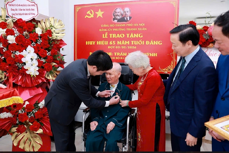 Phường Thanh Xuân trang trọng trao Huy hiệu 65 năm tuổi Đảng cho Giáo sư, Tiến sĩ, Nhà giáo Nhân dân Trần Văn Huỳnh