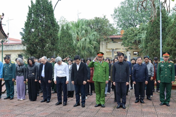 Phường Sơn Tây dâng hương tri ân anh hùng liệt sĩ dịp Tết Nguyên đán Bính Ngọ 2026