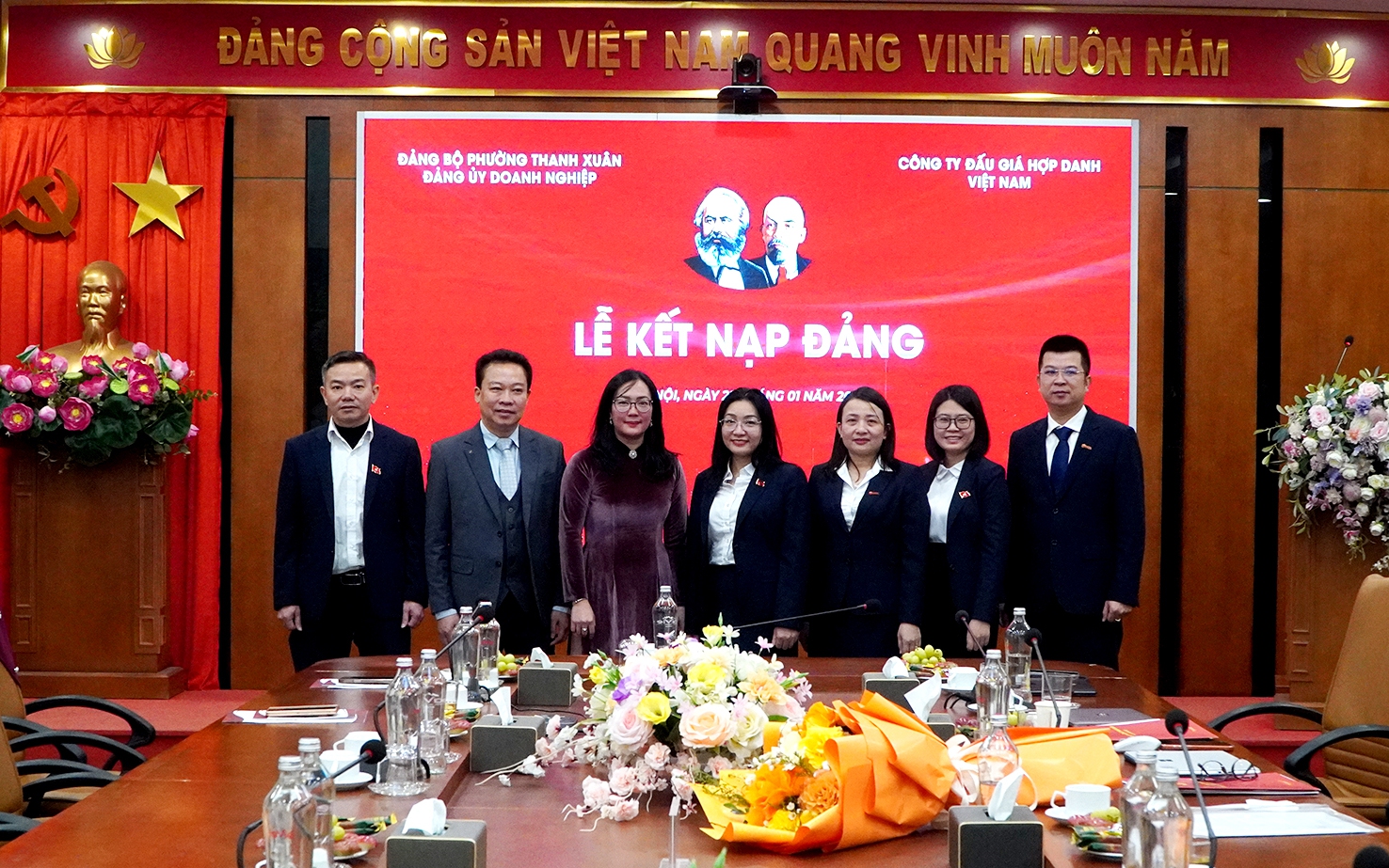 Chi bộ Công ty Hợp Danh Việt Nam kết nạp 2 đảng viên mới, tăng cường sức trẻ cho tổ chức Đảng trong doanh nghiệp