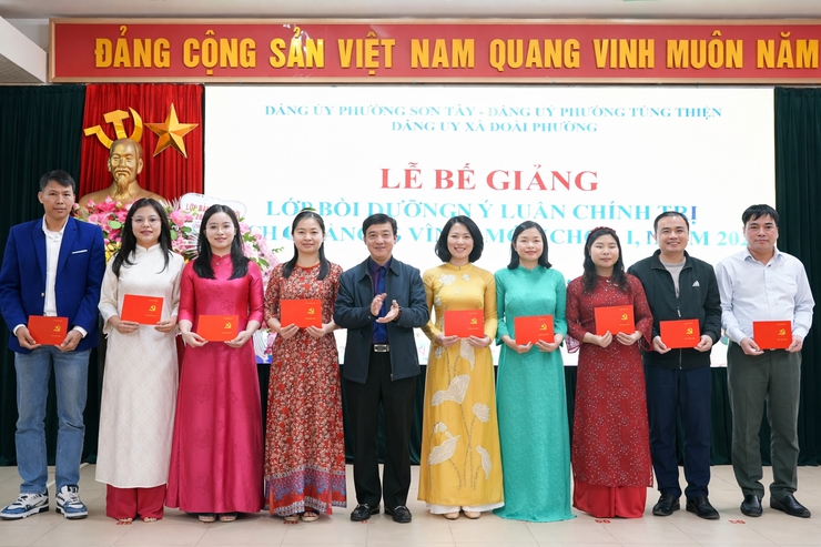Bế giảng lớp bồi dưỡng lý luận chính trị cho 71 đảng viên mới tại Sơn Tây