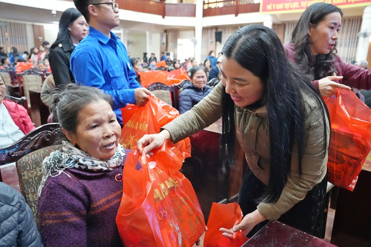 Phường Sơn Tây: Hơn 300 suất quà Tết lan tỏa nghĩa tình tại chương trình “Xuân nhân ái - Tết sẻ chia”