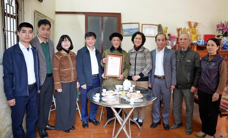 Phường Sơn Tây: Thăm, tặng quà người có công và người cao tuổi, lan tỏa nghĩa tình dịp Xuân Bính Ngọ 2026