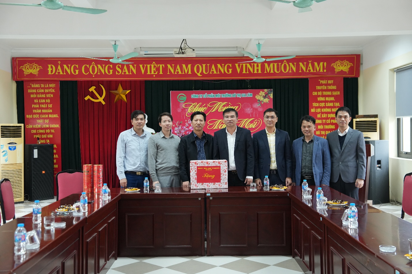 Lãnh đạo xã Gia Lâm thăm, động viên đơn vị môi trường đô thị phục vụ Tết Bính Ngọ 2026
