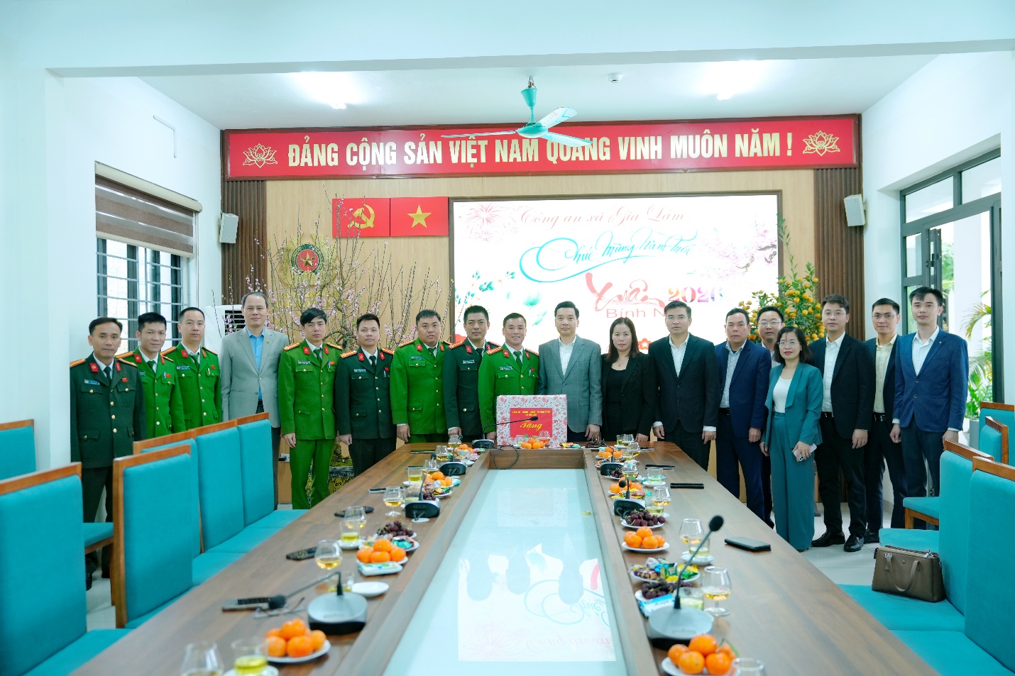 Thường trực Đảng ủy xã Gia Lâm thăm, động viên lực lượng làm nhiệm vụ dịp Tết Bính Ngọ 2026