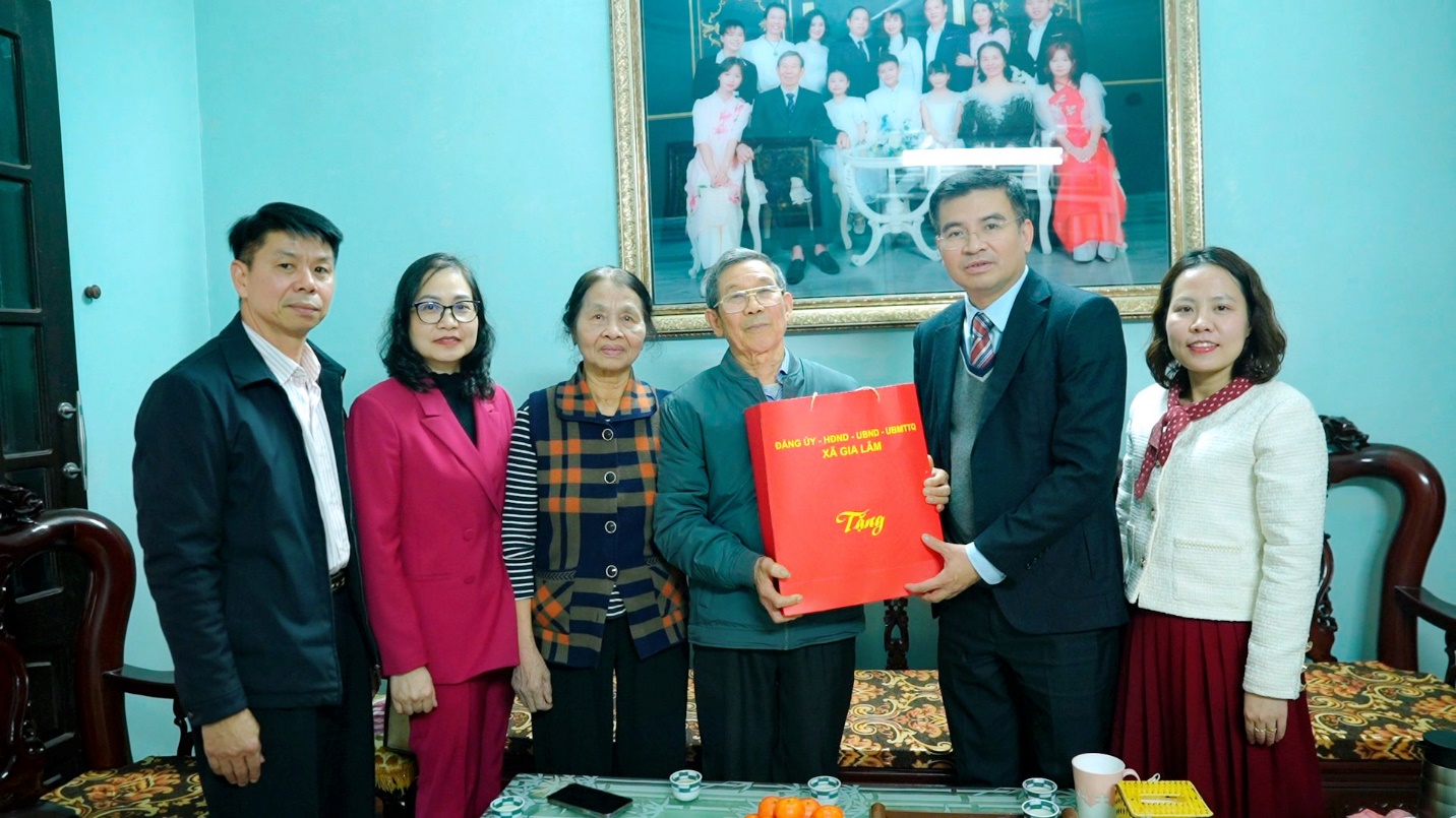Xã Gia Lâm thăm, tặng quà Tết người có công, lan tỏa nghĩa tình tri ân dịp Xuân Bính Ngọ