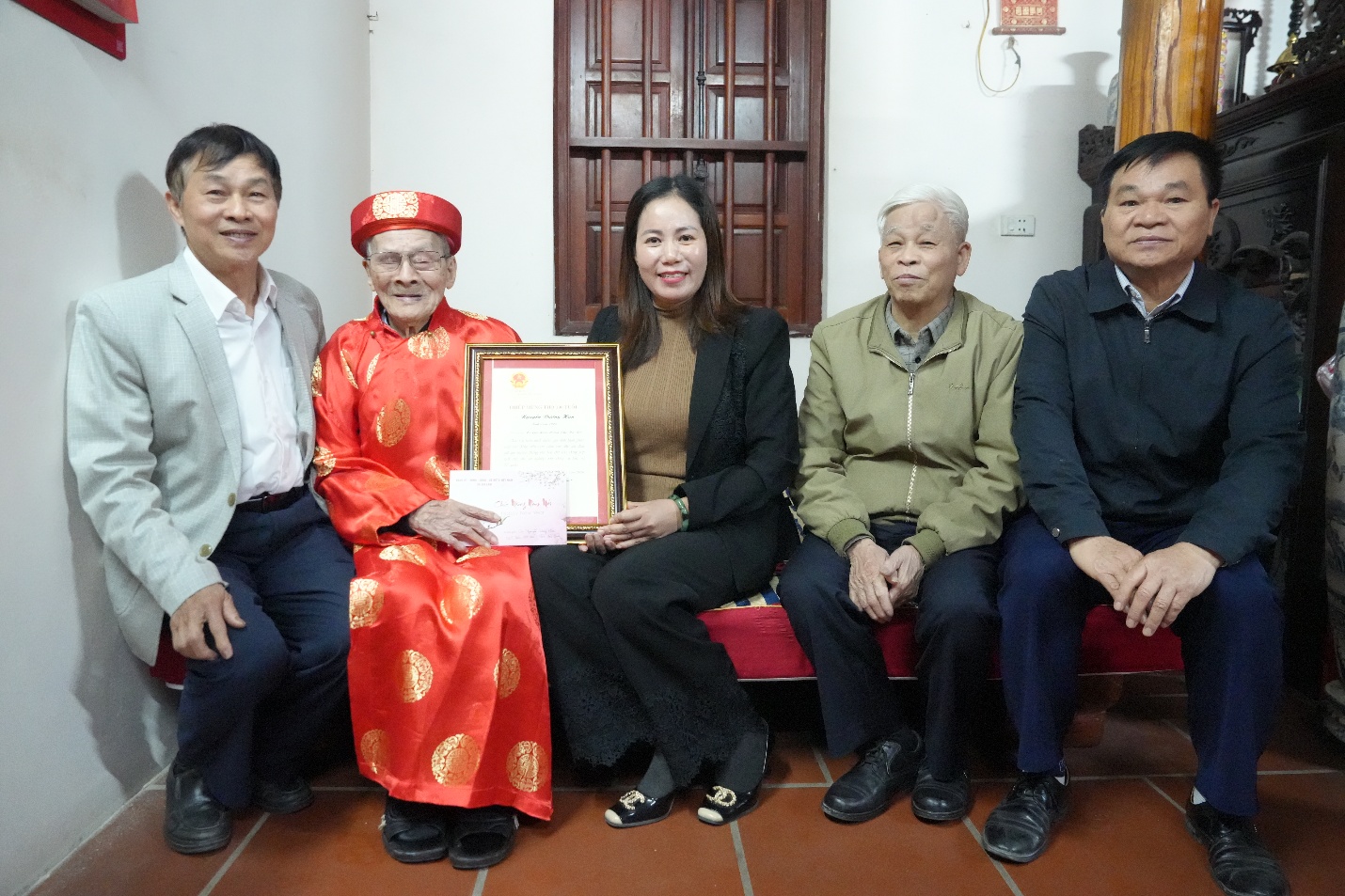 Lãnh đạo xã Gia Lâm thăm, tặng quà người cao tuổi và gia đình chính sách dịp Xuân Bính Ngọ 2026
