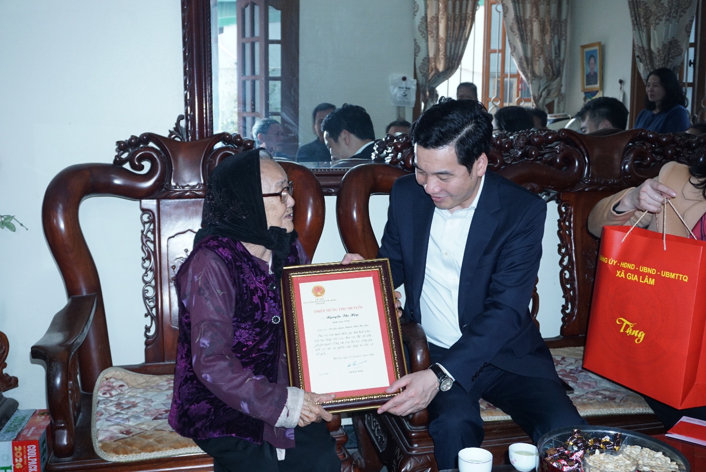 Bí thư Đảng ủy xã Gia Lâm thăm, chúc Tết người cao tuổi tròn 100 tuổi và cán bộ lão thành cách mạng