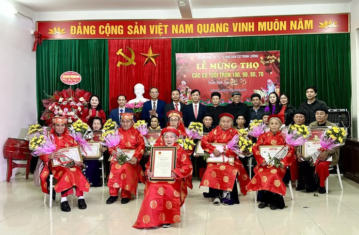 Phường Phú Lương tổ chức mừng thọ đầu Xuân, lan tỏa đạo lý kính lão trọng thọ tại cụm dân cư Trinh Lương
