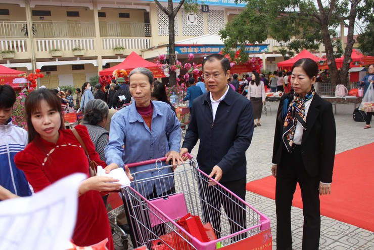 Phường Phú Lương: “Phiên chợ 0 đồng” lan tỏa Xuân nhân ái, chăm lo thiết thực cho người dân khó khăn