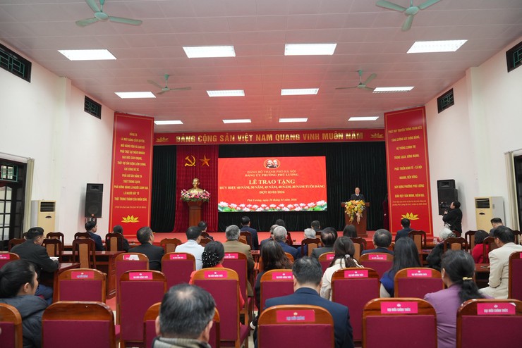 Phường Phú Lương trang trọng trao Huy hiệu Đảng cho 12 đảng viên lão thành dịp 03-02