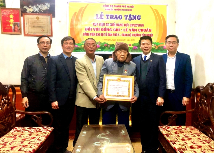 Phường Yên Nghĩa trang trọng trao Huy hiệu 65 năm tuổi Đảng tại nhà cho đảng viên lão thành Lê Văn Chuẩn