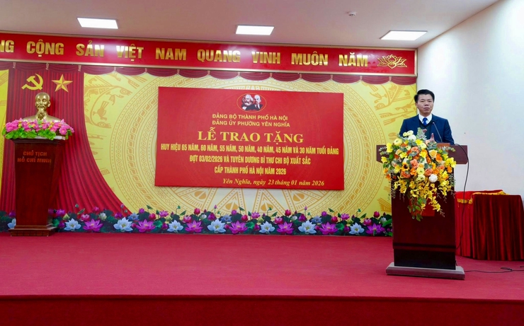 Phường Yên Nghĩa trang trọng trao Huy hiệu Đảng, tôn vinh những cống hiến bền bỉ của đảng viên lão thành