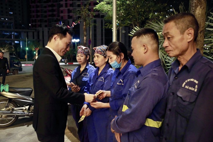 Phường Dương Nội thăm, động viên công nhân môi trường làm nhiệm vụ đêm giao thừa