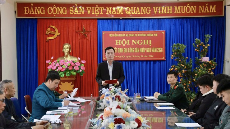 Phường Dương Nội trao quyết định nhập ngũ năm 2026, quyết tâm hoàn thành 100% chỉ tiêu giao quân