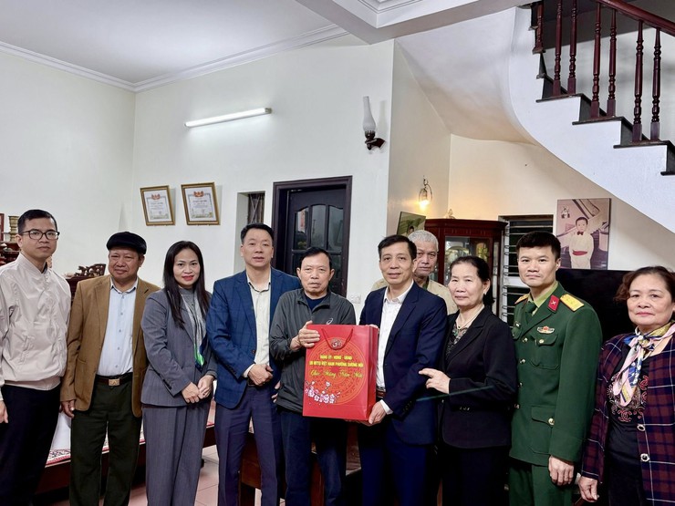 Phường Dương Nội lan tỏa nghĩa tình tri ân, chăm lo gia đình chính sách dịp Tết Bính Ngọ