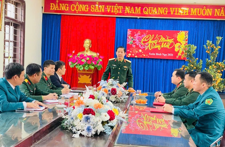 Bộ Tư lệnh Thủ đô Hà Nội thăm, chúc Tết Ban Chỉ huy Quân sự phường Dương Nội