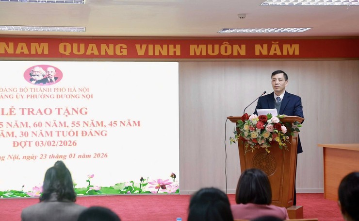 Phường Dương Nội trao Huy hiệu Đảng cho 27 đảng viên đợt 03-02-2026