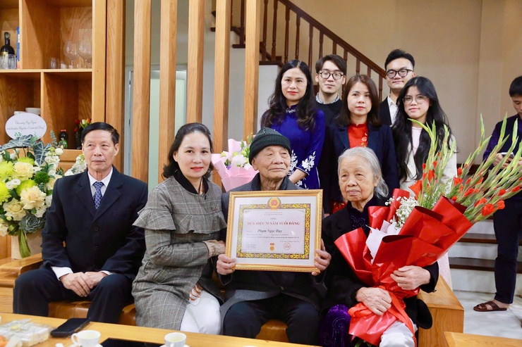 Phường Dương Nội trao Huy hiệu 75 năm tuổi Đảng cho đảng viên lão thành Phạm Ngọc Duỵ