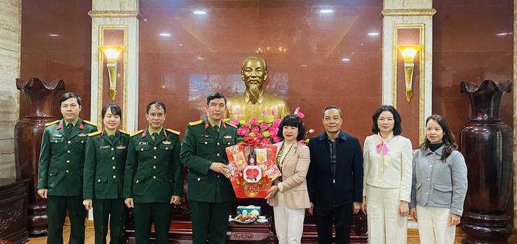 Phường Bồ Đề thăm, chúc Tết các đơn vị Quân đội, thắt chặt gắn kết quân - dân