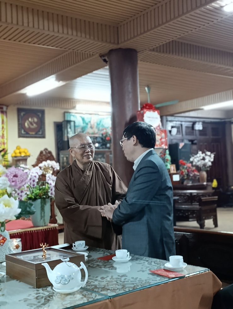 Lãnh đạo Ban Tuyên giáo và Dân vận Thành ủy Hà Nội thăm, chúc Tết chùa Bồ Đề, ghi nhận vai trò đồng hành của cơ sở tôn giáo