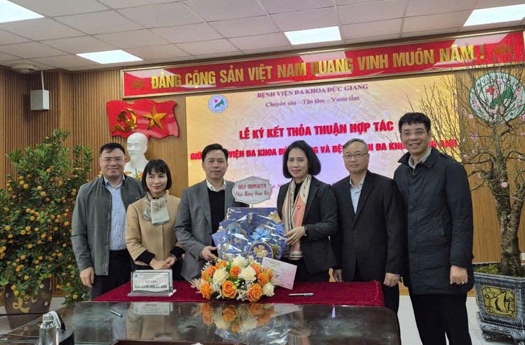 Phường Bồ Đề thăm, chúc Tết các bệnh viện, tăng cường phối hợp chăm sóc sức khỏe nhân dân
