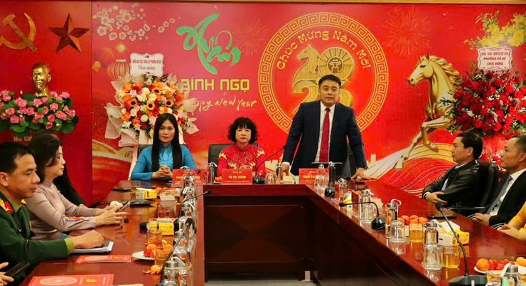 Đảng ủy phường Bồ Đề đón nhiều đoàn đại biểu chúc mừng kỷ niệm 96 năm Ngày thành lập Đảng