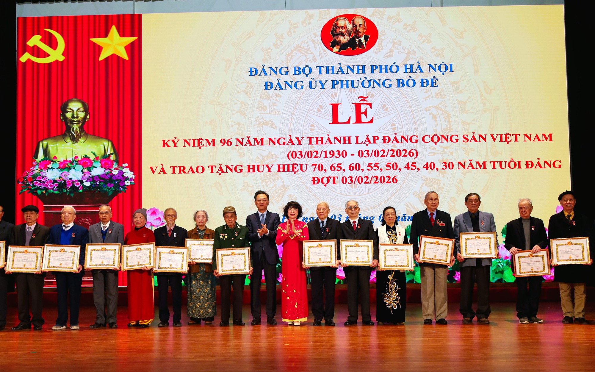 Phường Bồ Đề trang trọng trao Huy hiệu Đảng cho 180 đảng viên, lan tỏa truyền thống vẻ vang 96 năm của Đảng
