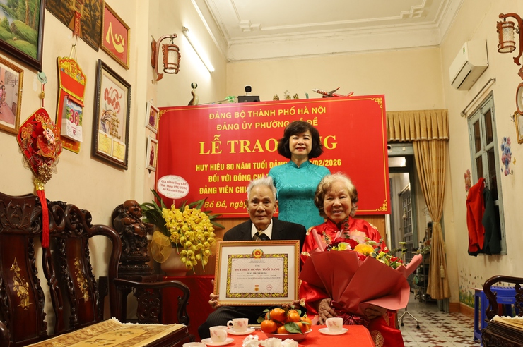 Phường Bồ Đề trang trọng trao Huy hiệu 80 năm tuổi Đảng cho đảng viên Trần Thanh Dung