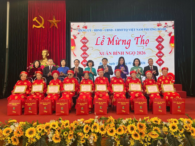 Phường Bồ Đề trang trọng mừng thọ hơn 2.100 người cao tuổi dịp Xuân Bính Ngọ 2026