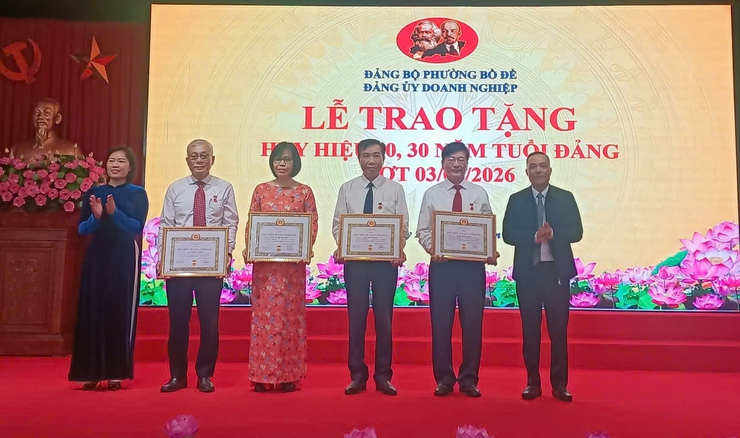 Đảng bộ Doanh nghiệp phường Bồ Đề trao Huy hiệu Đảng, phát động thi đua hoàn thành nhiệm vụ năm 2026