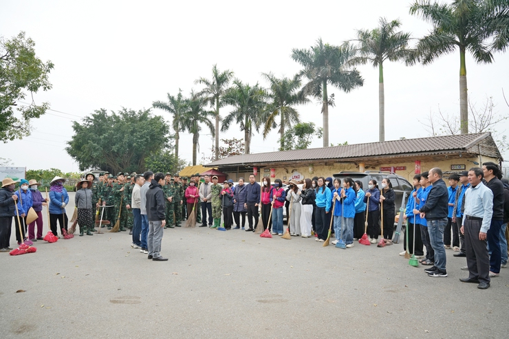 Phường Sơn Tây ra quân làm sạch Làng cổ Đường Lâm, chỉnh trang không gian di sản đón Xuân Bính Ngọ