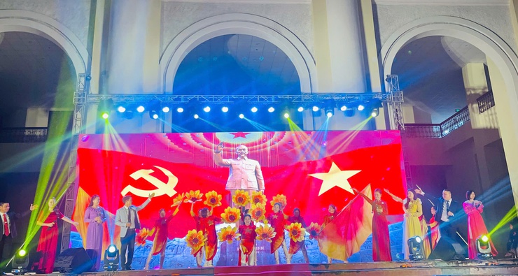 Phường Sơn Tây rực sáng đêm nghệ thuật chào mừng thành công Đại hội XIV của Đảng tại Phố đi bộ Thành cổ