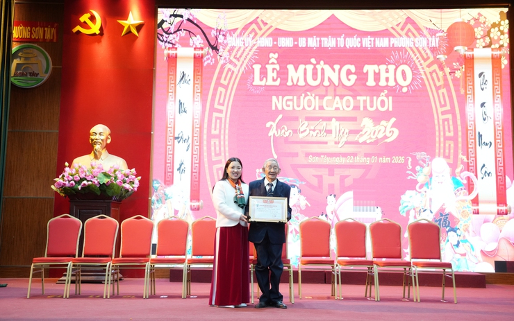 Phường Sơn Tây trang trọng mừng thọ hơn 300 người cao tuổi, lan tỏa nét đẹp kính lão đầu xuân Bính Ngọ