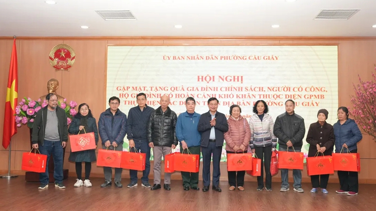 Phường Cầu Giấy tri ân, hỗ trợ các hộ gia đình chính sách và người dân thuộc diện giải phóng mặt bằng
