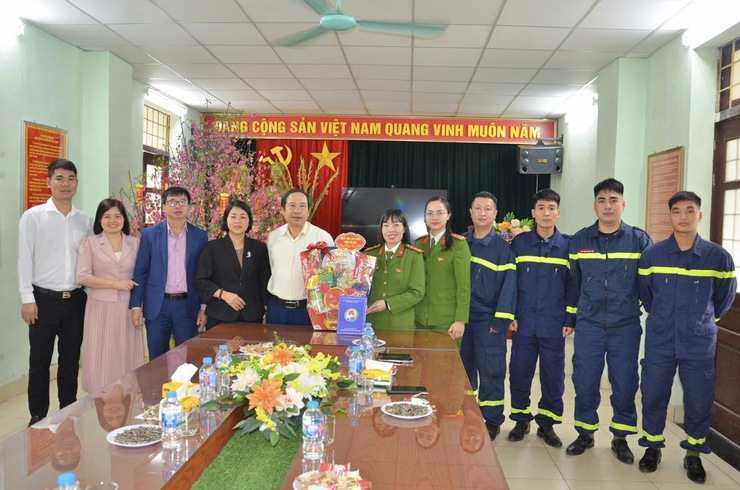 Lãnh đạo phường Tùng Thiện thăm, động viên lực lượng trực Tết, trao quà tri ân 5 đơn vị làm nhiệm vụ