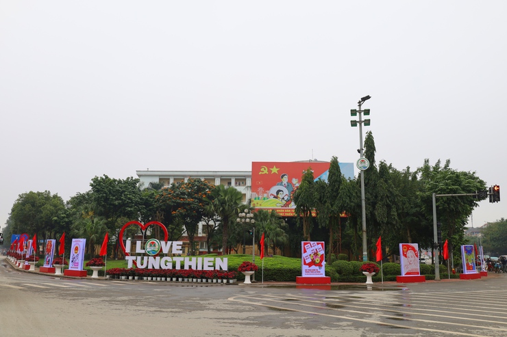 Phường Tùng Thiện rực rỡ cờ hoa, lan tỏa khí thế mới chào Xuân Bính Ngọ và hướng tới ngày hội bầu cử 2026