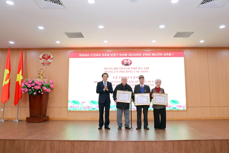 Đảng bộ phường Cầu Giấy trao Huy hiệu Đảng cho 104 đảng viên lão thành dịp kỷ niệm 96 năm Ngày thành lập Đảng