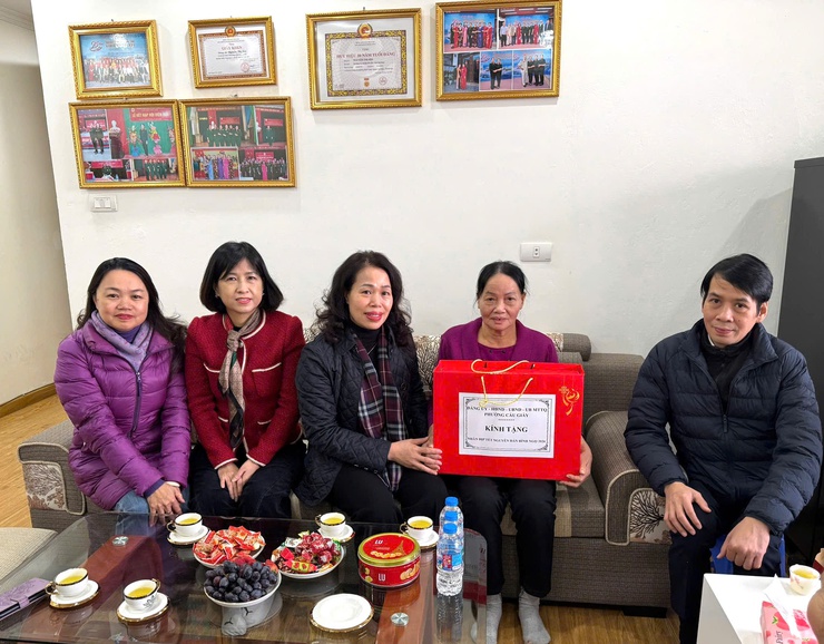 Phường Cầu Giấy thăm, tặng quà 19 gia đình chính sách và người cao tuổi tiêu biểu dịp Tết Bính Ngọ 2026