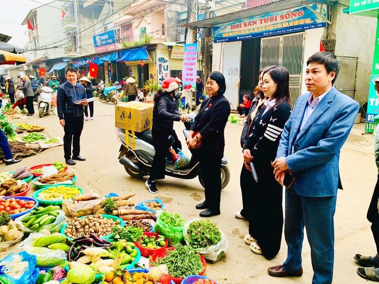 Phường Tùng Thiện tăng cường khảo sát an toàn thực phẩm, siết chặt phòng chống hàng giả dịp Tết