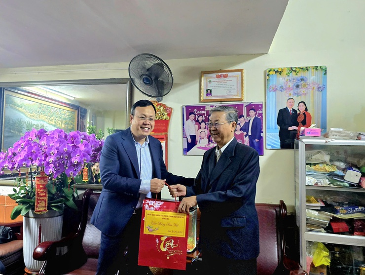 Phường Ba Đình lan tỏa nghĩa tình Xuân Bính Ngọ 2026 qua hoạt động thăm, tặng quà gia đình chính sách