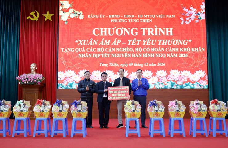 Phường Tùng Thiện: "Xuân ấm áp – Tết yêu thương" lan tỏa sẻ chia tới hộ cận nghèo dịp Tết Bính Ngọ 2026