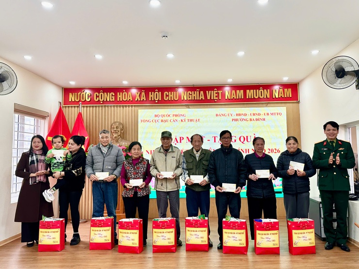 Phường Ba Đình trao quà Tết cho gia đình chính sách, lan tỏa nghĩa tình trước Xuân Bính Ngọ