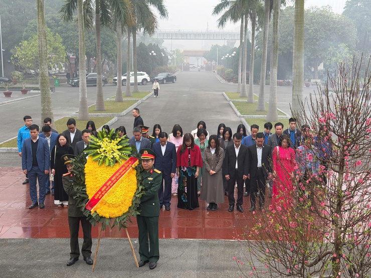 Phường Hồng Hà thành kính dâng hương tưởng niệm các Anh hùng liệt sĩ và Chủ tịch Hồ Chí Minh dịp Xuân Bính Ngọ 2026